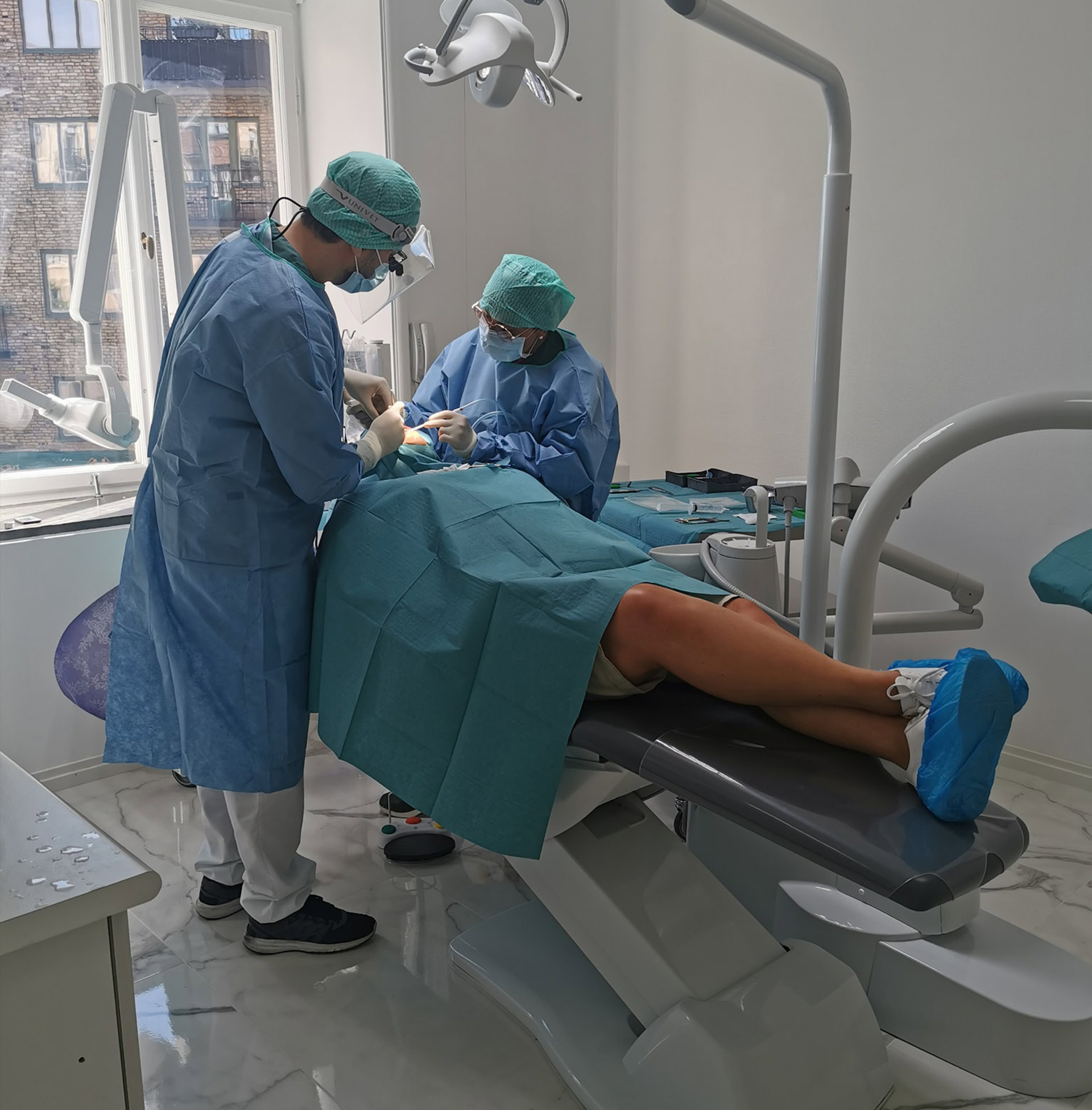 Leende patient efter tandhygienistbesök i Göteborg